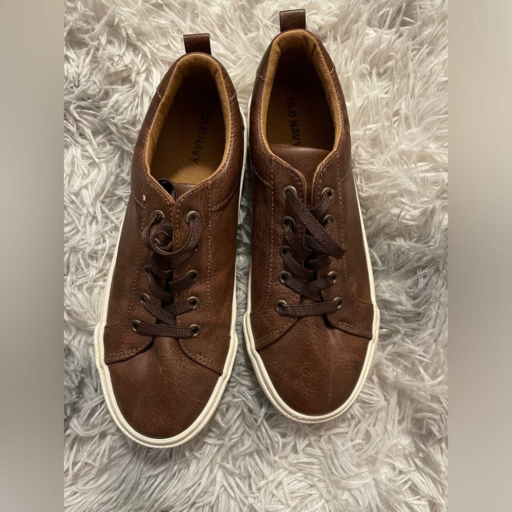 Boys Old Navy dress shoes. (No tie laces) Size 4.